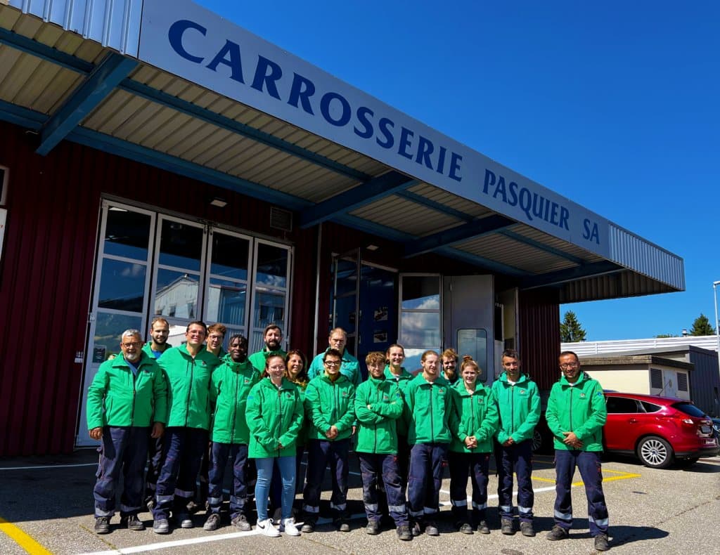 L’équipe de la Carrosserie Pasquier devant l’atelier
