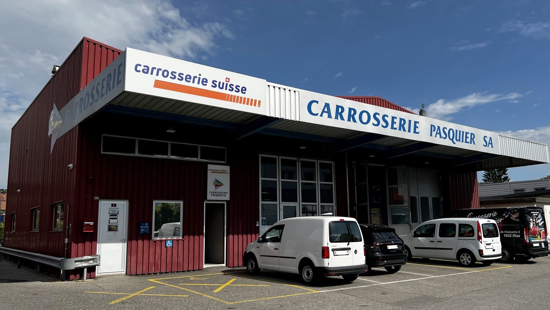 Façade de la Carrosserie Claude Pasquier SA à Riaz