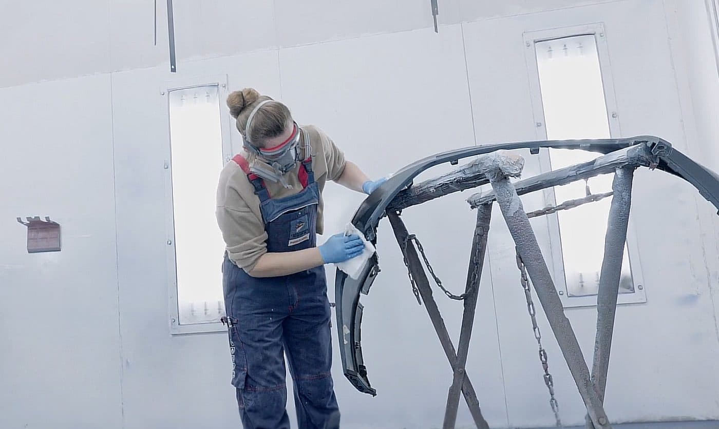 Application de peinture en cabine dans l’atelier Pasquier