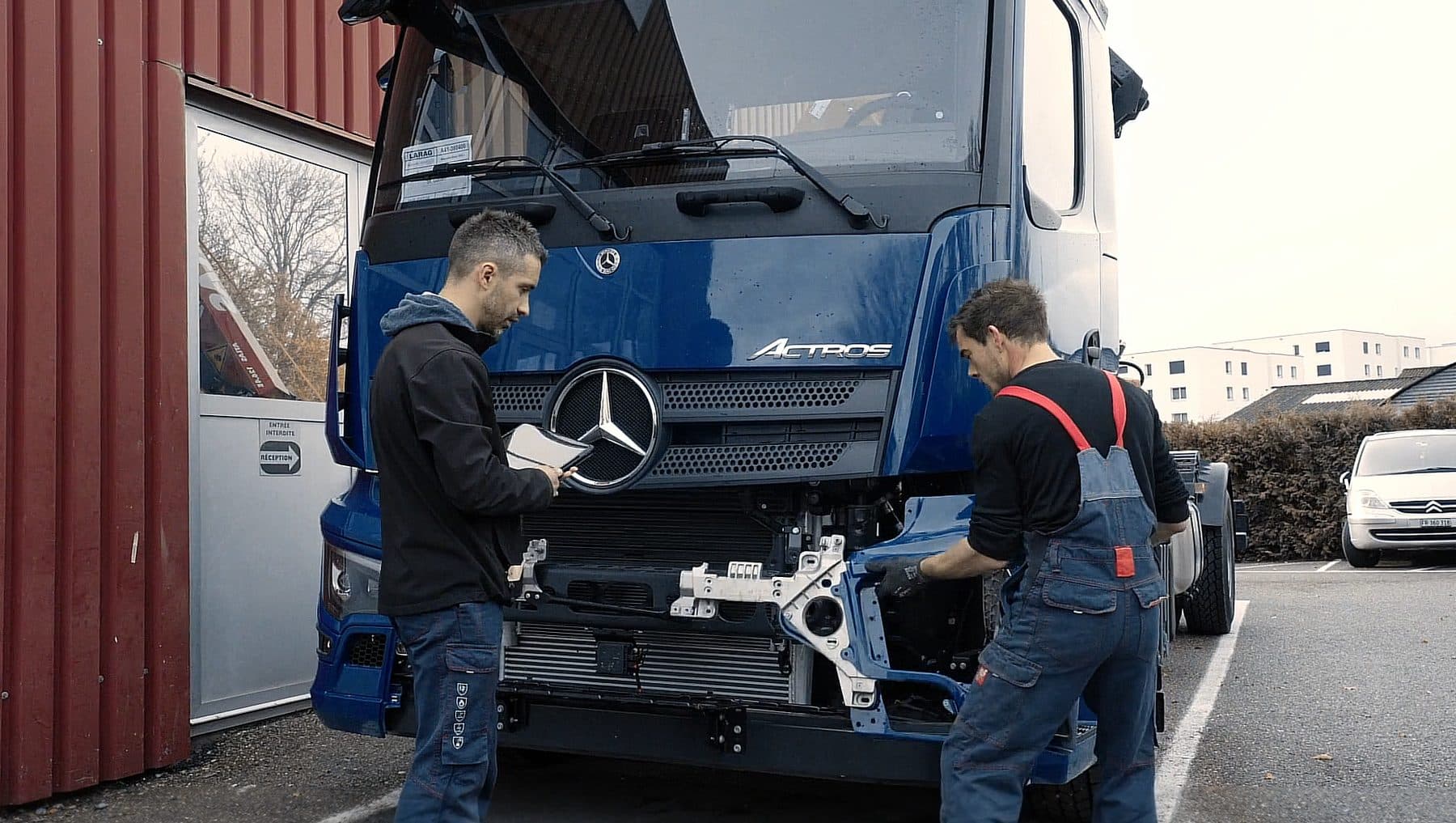 Réparation d’un poids lourd Mercedes dans l’atelier Pasquier